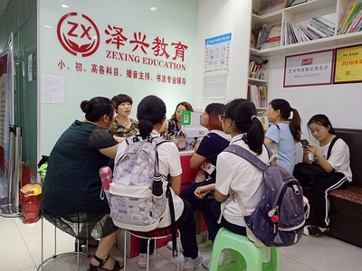 涪陵澤興高品質(zhì)教育機(jī)構(gòu)2019暑期班報名異常火爆，教育咨詢炙手可熱